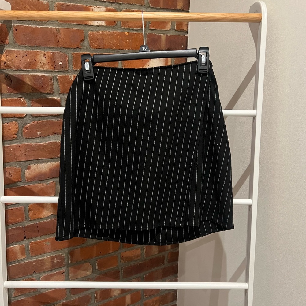 STRIPED FLAP BLACK AND WHITE MINI SKIRT